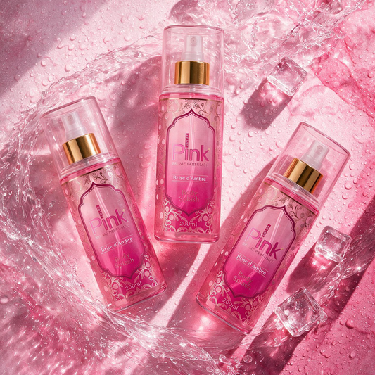Frascos de body splash Pink Color em cenário rosa brilhante
