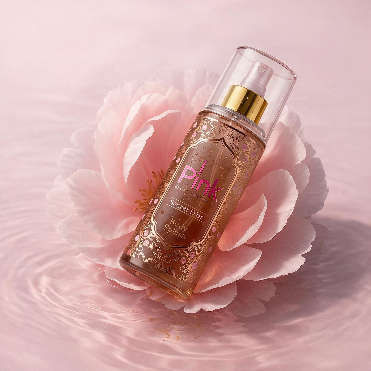 Body splash Secret D'or sobre flor rosa com água