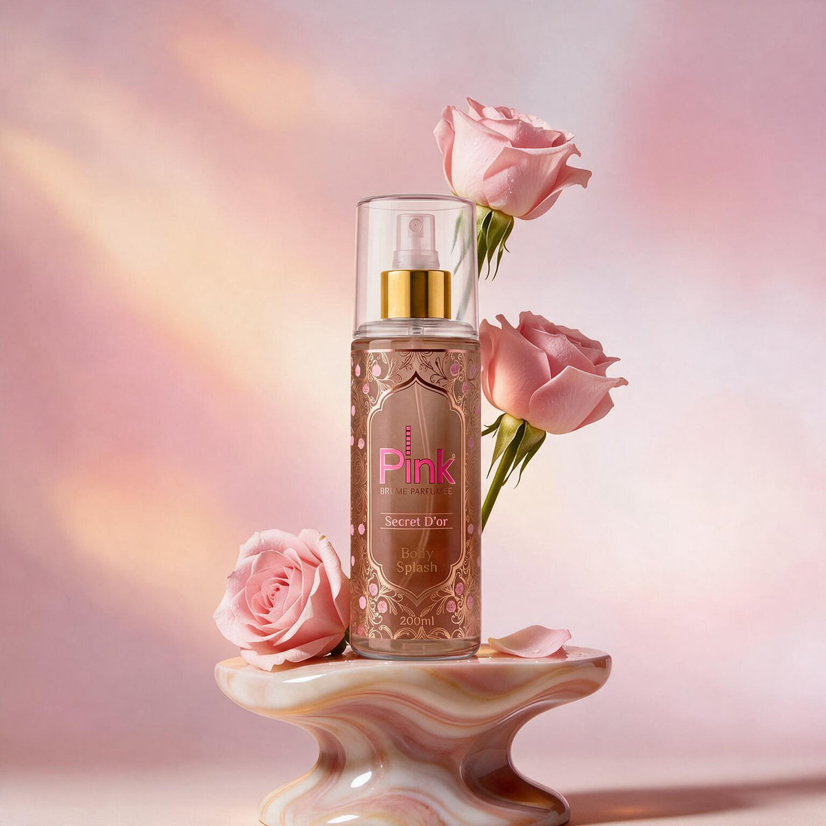 Body splash Secret D'or em pedestal com flores rosas