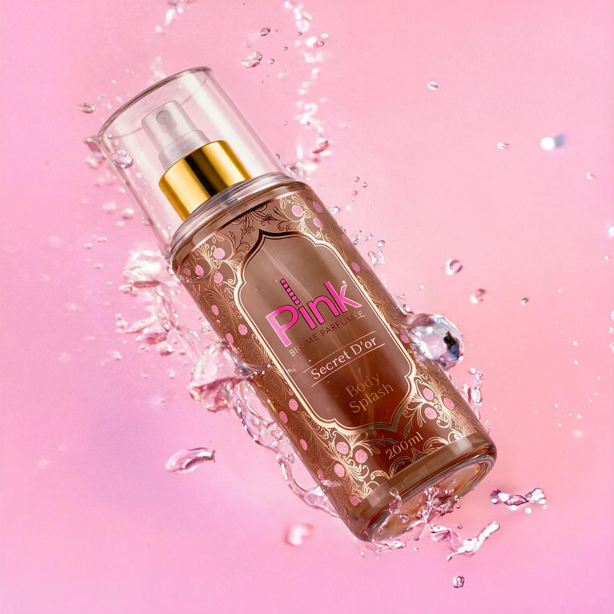 Frasco do body splash Secret D'or com respingos de água em fundo rosa