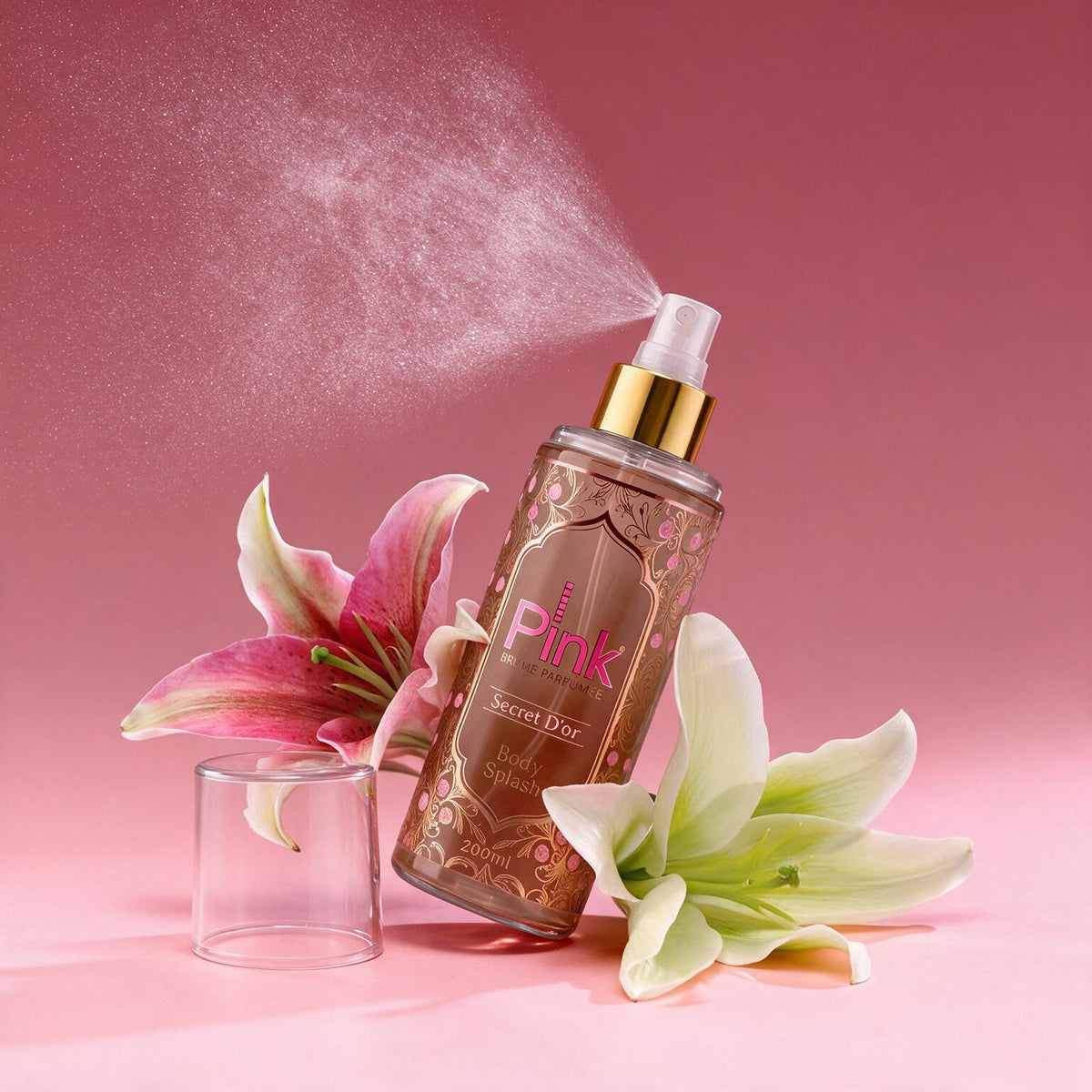 Body splash Secret D'or borrifando fragrância entre lírios