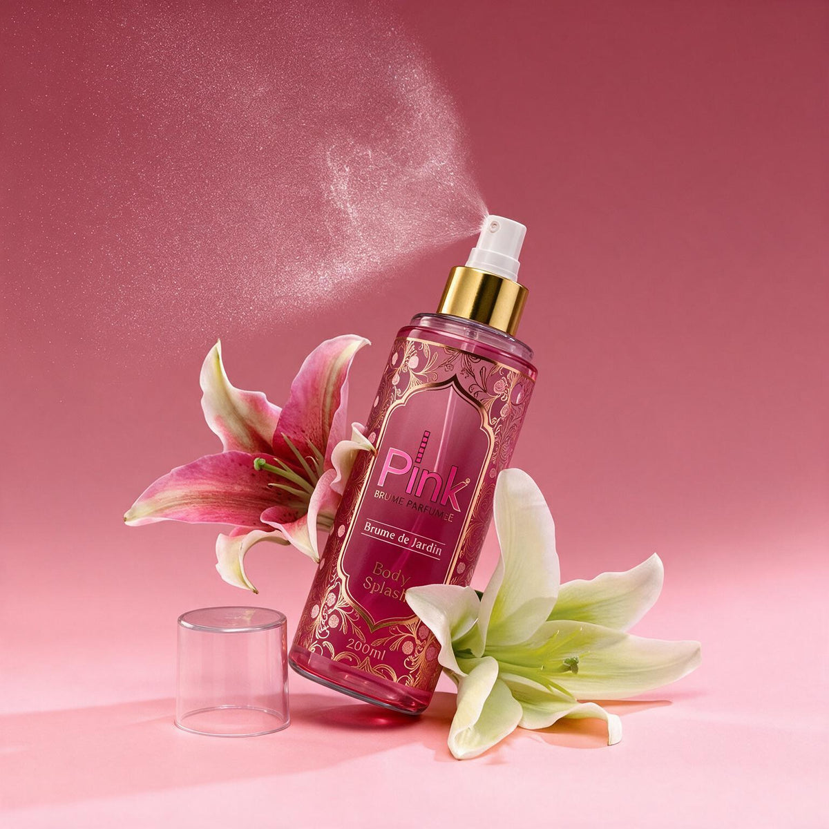 Body splash Brume de Jardin borrifando fragrância entre lírios e flores
