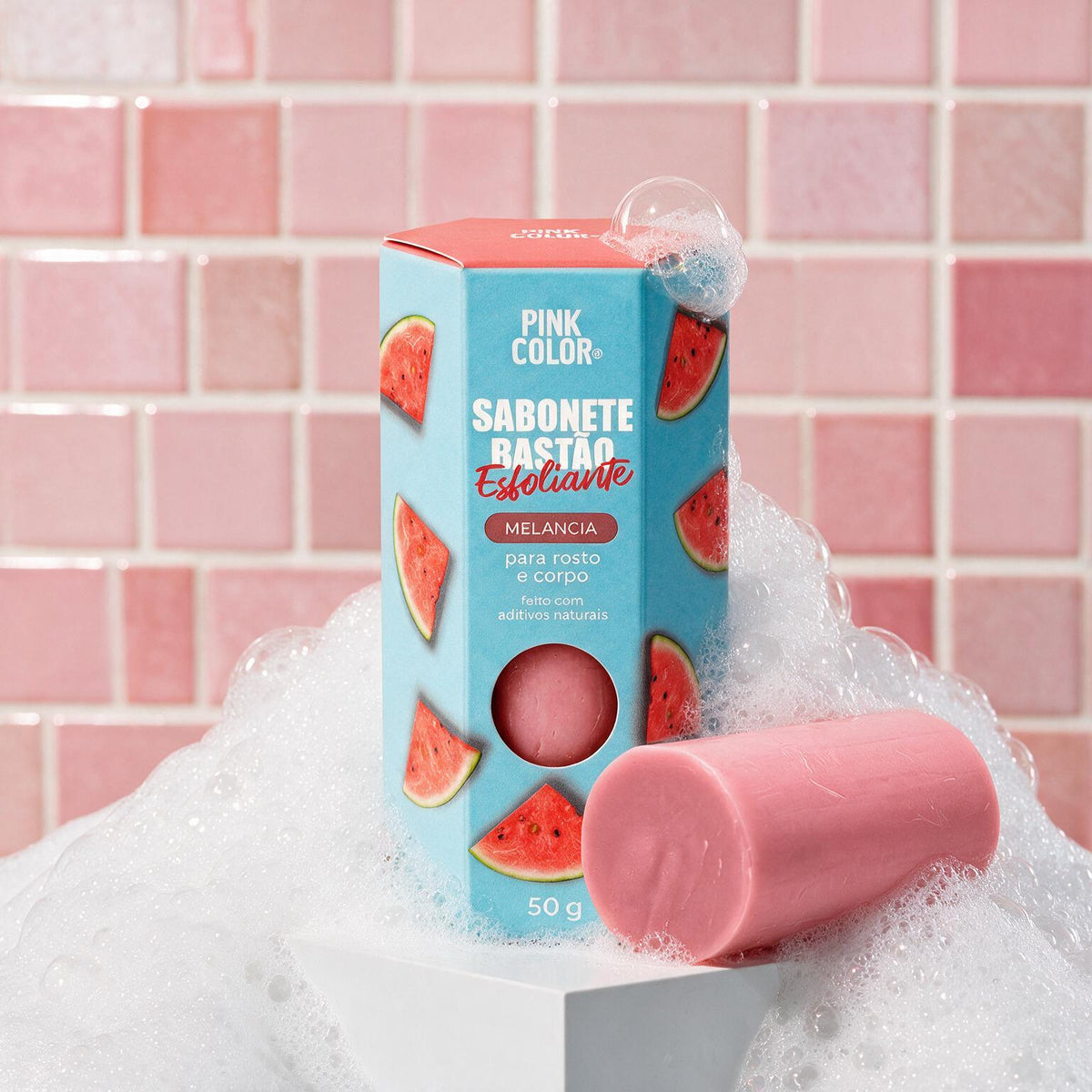 Sabonete Esfoliante Melancia em bancada de azulejos rosa com espuma
