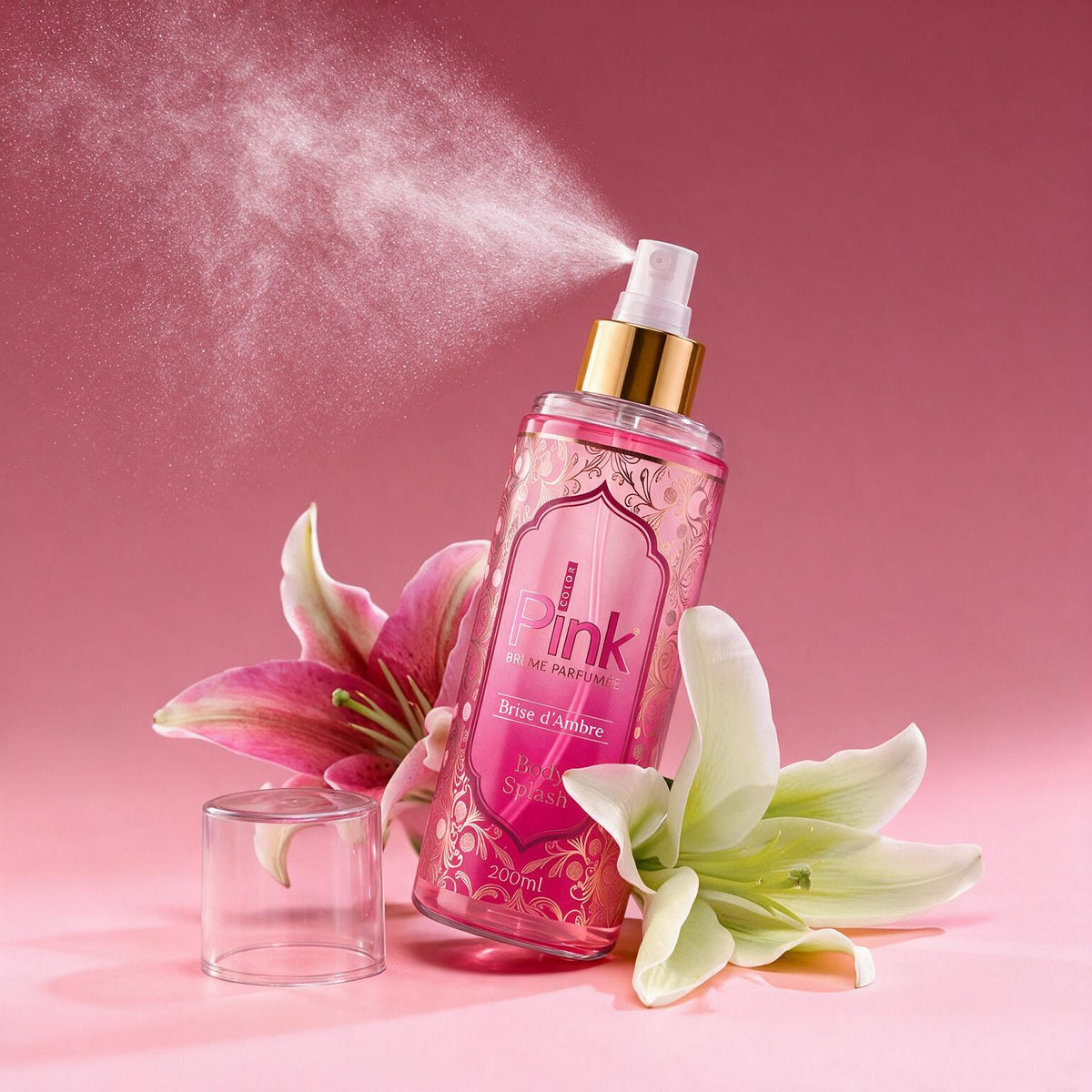 Body splash Brise d'Ambre borrifando fragrância entre lírios