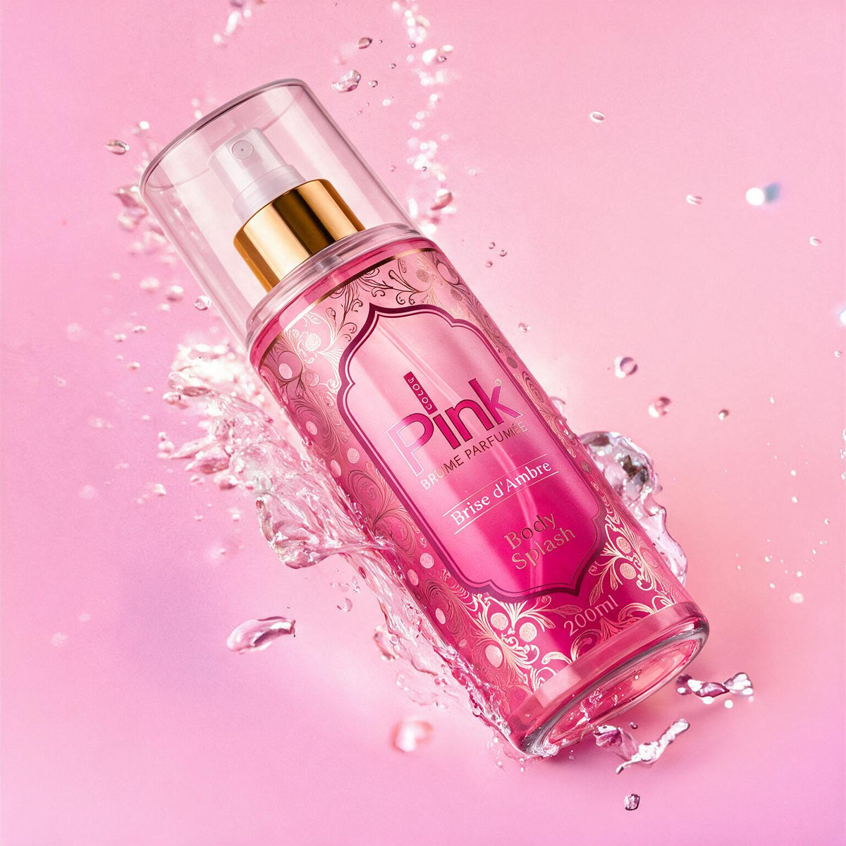 Frasco do body splash Brise d'Ambre com respingos de água em fundo rosa