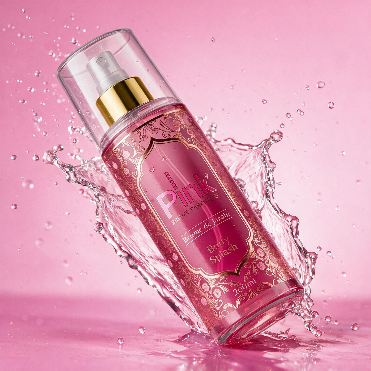 Frasco do body splash Brume de Jardin com respingos de água em fundo rosa