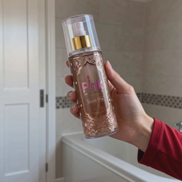 Mão segurando body splash Secret D'or no banheiro